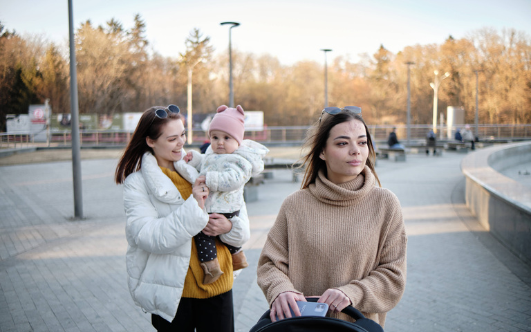 Ein lesbisches Paar geht mit einem Kind spazieren