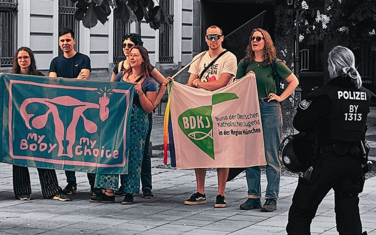 „My body, my choice, raise your voice“: BDKJ-Mitglieder demonstrieren am Samstag, 3. Mai 2025, gegen den Münchner Marsch fürs Leben