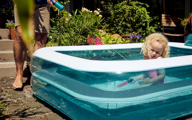 Mit dem Töchterchen im Planschbecken