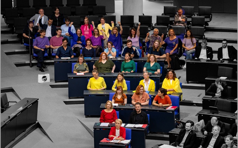 Linken-Fraktion im Bundestag in abgestimmten Regenbogenfarben, Berlin, 26.06.2025