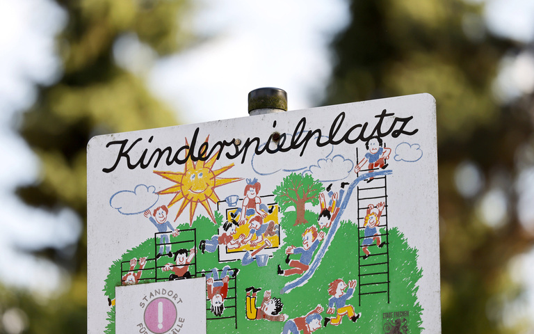 Kinderspielplatz-Hinweisschild (Symbolbild)