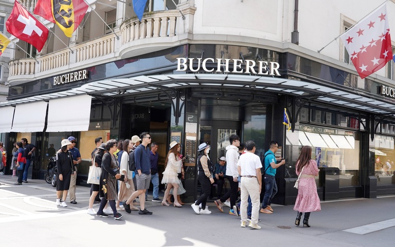 Schweizer Uhrenfachgeschäft mit Passanten