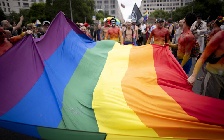 Teilnehmer mit Regenbogenfahne auf dem CSD 2025 in Berlin, 26.07.2025
