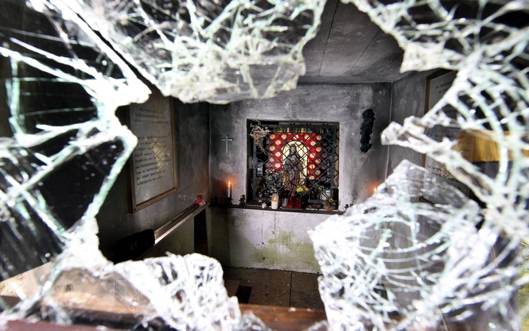 Zerstörte Fensterscheibe der Gänserich-Kapelle bei Meschede