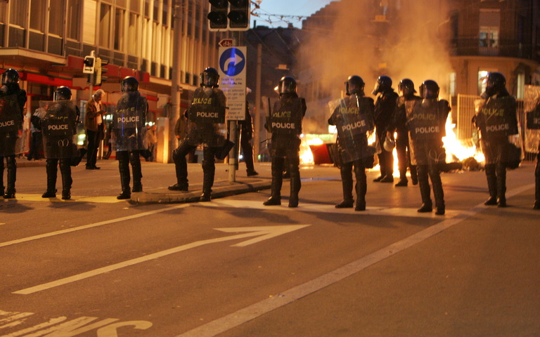 Polizei bei Straßenschlacht in Lausanne