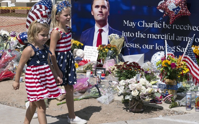 Junge und Alte trauern an einer improvisierten Gedenkstätte vor dem Hauptsitz von Turning Point USA um den ermordeten Aktivisten Charlie Kirk, 11.09.2025