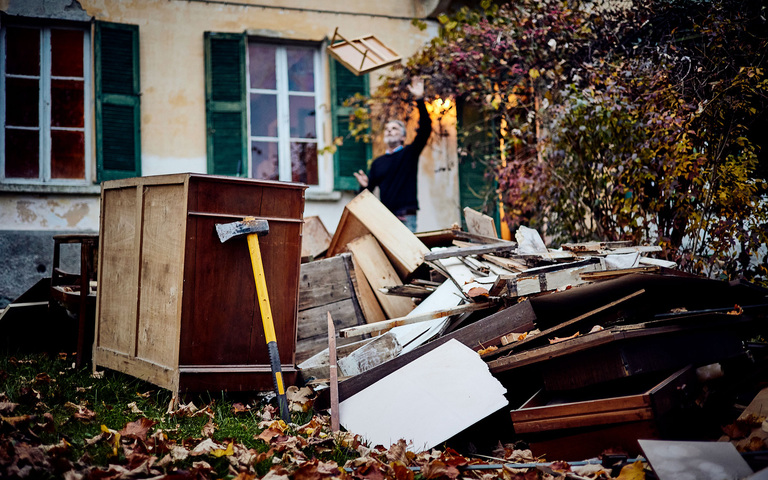 Möbel zerschlagen als Therapie