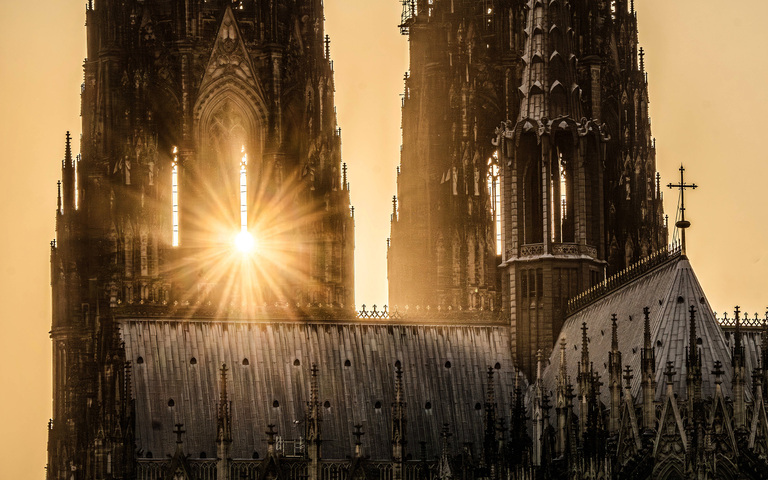 Kölner Dom im Gegenlicht der untergehenden Abendsonne