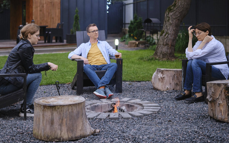Eine Familie im ernsthaften, nachdenklichen Gespräch (Symbolbild)