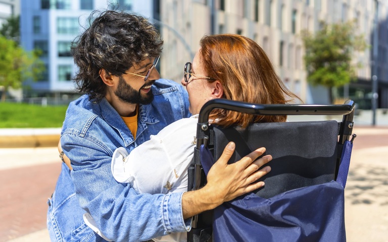 Paar, Frau im Rollstuhl