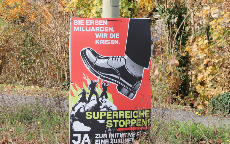 Werbeplakat für die Volksinitiative für eine Erbschaftssteuer: „Superreiche stoppen“ – zum Schaden für alle anderen