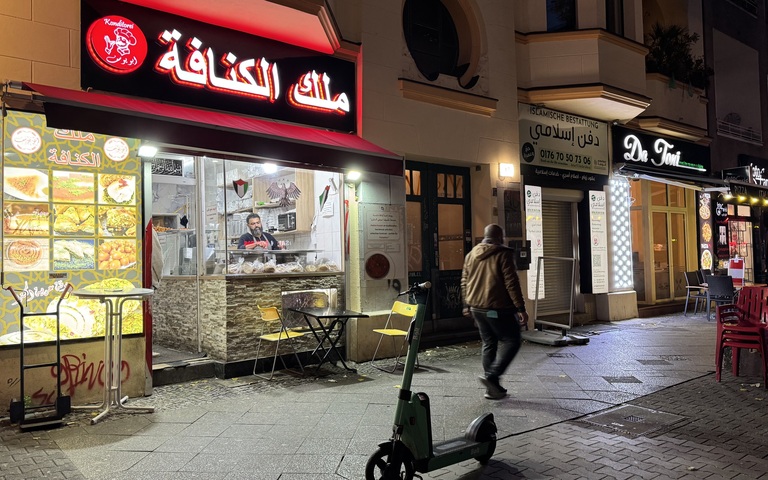 Straße in Berlin mit arabischem Laden