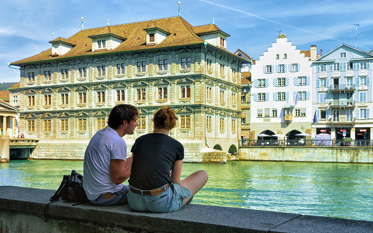 Kleine Pause vor dem Alten Rathaus in Zürich