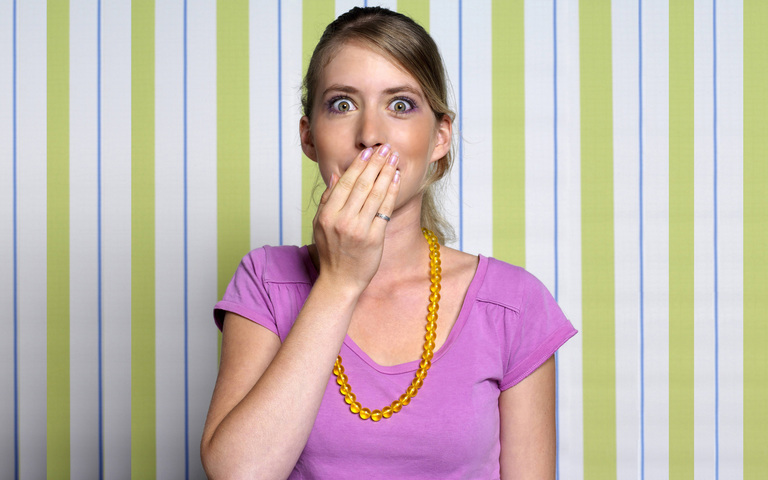 Mädchen schlägt sich die Hand vor den Mund_Nicht den Mund verbieten lassen