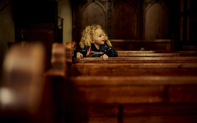 Oliver Stocks Töchterchen sitzt in der Kirchenbank