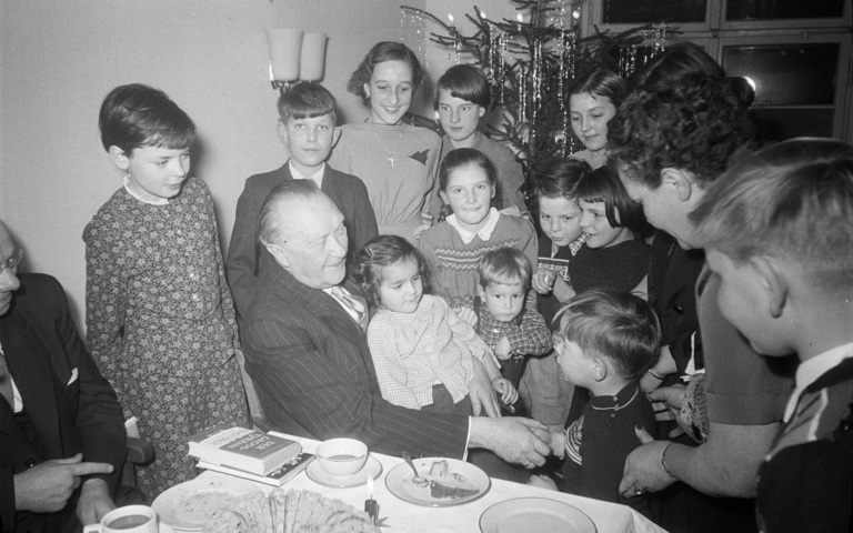 Bundeskanzler Konrad Adenauer bei Weihnachtsfeier in CDU-Bundesgeschäftsstelle Bonn, 1952
