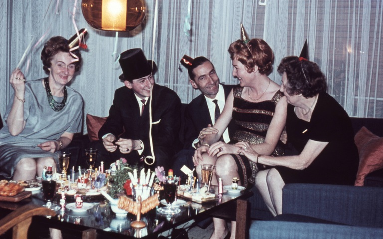 Party in einem Wohnzimmer in Deutschland, 1960er-Jahre