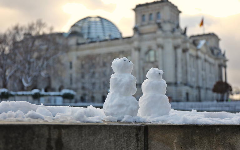 Schneemänner vor dem Reichstag