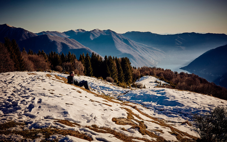 Schneefeld mit Aussicht auf Berge
