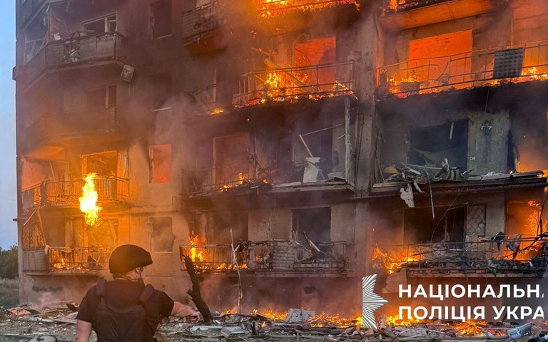 Wohngebäude im ukrainischen Bezirk Donezk nach russischem Beschuss, 22.08.2025