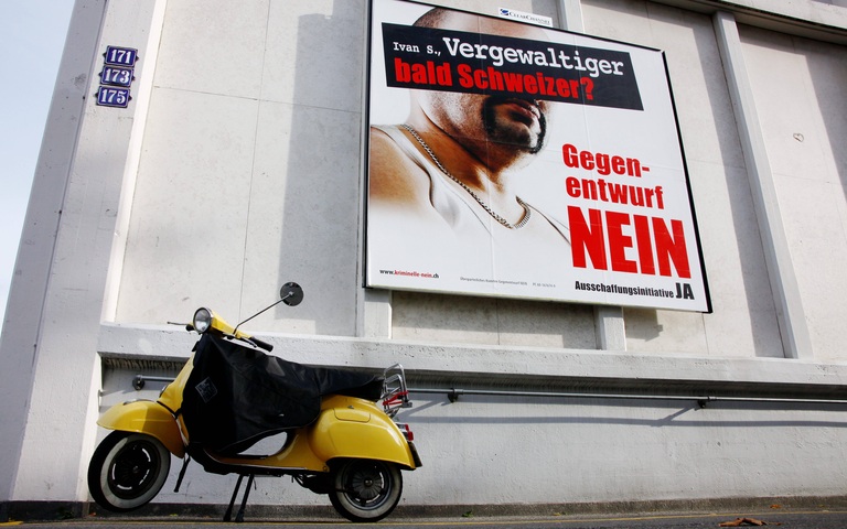 Zürich Plakat der SVP Ausschaffungsinitiative