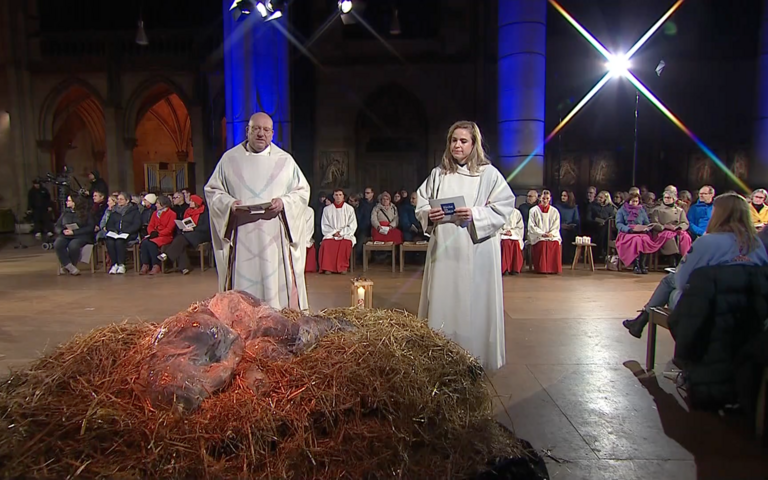 Krippe in katholischer Christmette bei Fernsehgottesdienst in St. Maria, Stuttgart, 24.12.2025