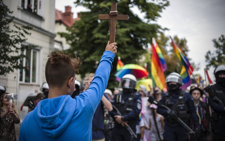 Christ stellt sich 2019 in Polen einer von der Polizei geschützten LGBTQ-Demonstration entgegen
