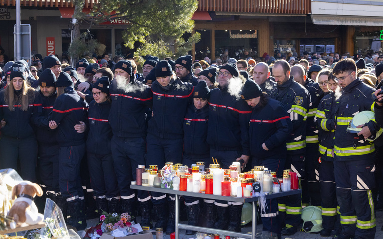 Trauernde Feuerwehrleute bei Schweigeprozession in Crans-Montana, Schweiz, 4. Januar 2026