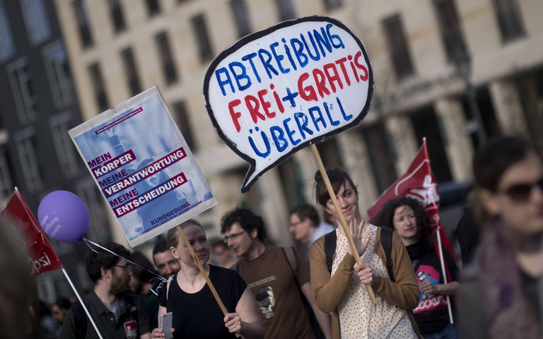 Eine Demonstration für freie und kostenlose Abtreibungen