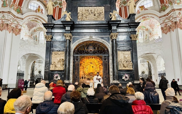 Beginn der Wallfahrt in der Gnadenkapelle in der Klosterkirche Einsiedeln