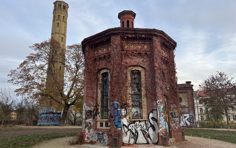 Verschandelung historischer Gebäude durch Graffiti-Schmierereien am Wasserturmplatz in Berlin-Prenzlauer Berg
