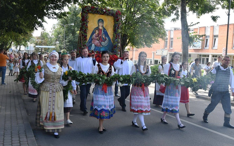 Prozession durch Trakai mit dem Bild der Gottesmutter aus der Basilika Mariä Heimsuchung