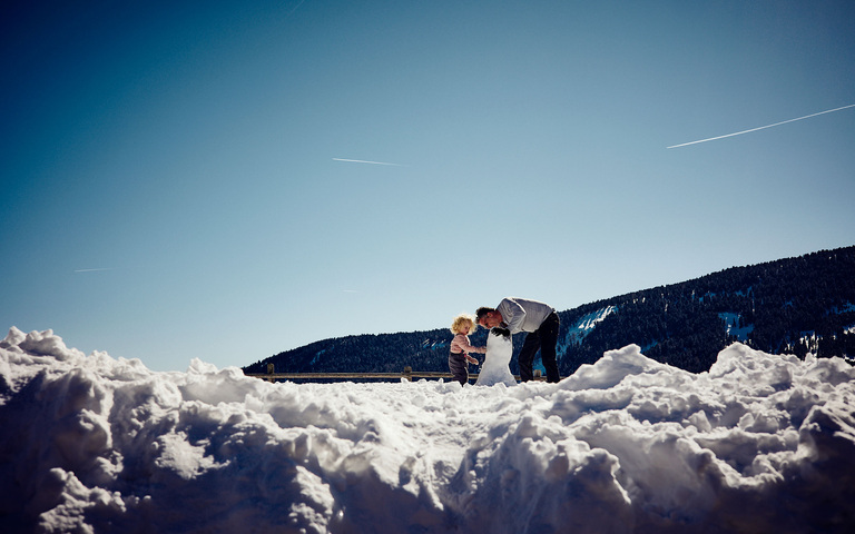 Vater mit Tochter spielen im Schnee und Eis