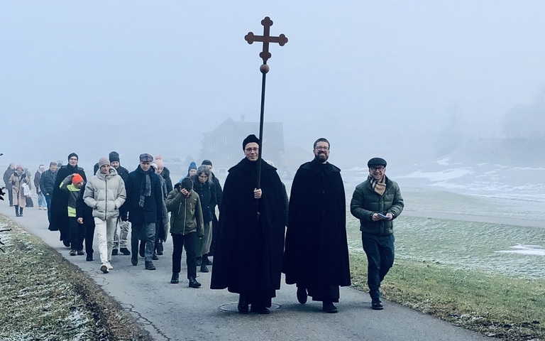 Wallfahrt vom Kloster Einsiedeln zum Kloster Au mit zwei Benediktinern an der Spitze