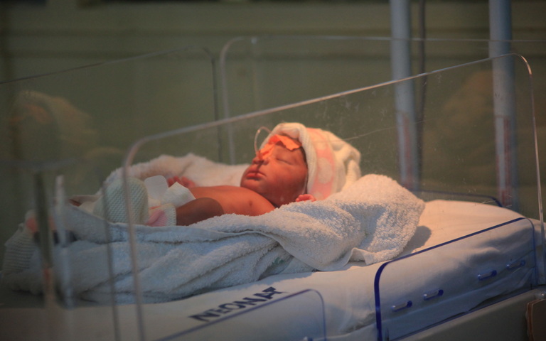 Frügeborenes auf der Neonatologie-Station, Symbolbild