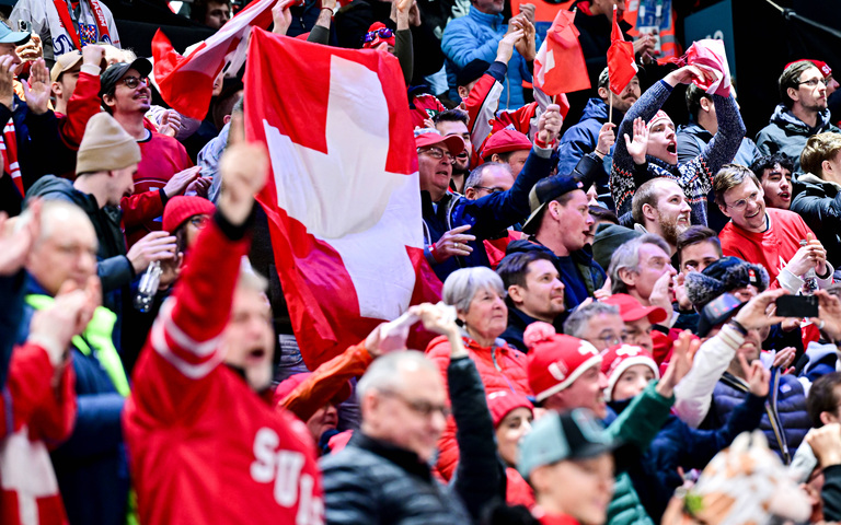 Schweizer Fans in der Santagiulia Ice Hockey Arena in Mailand