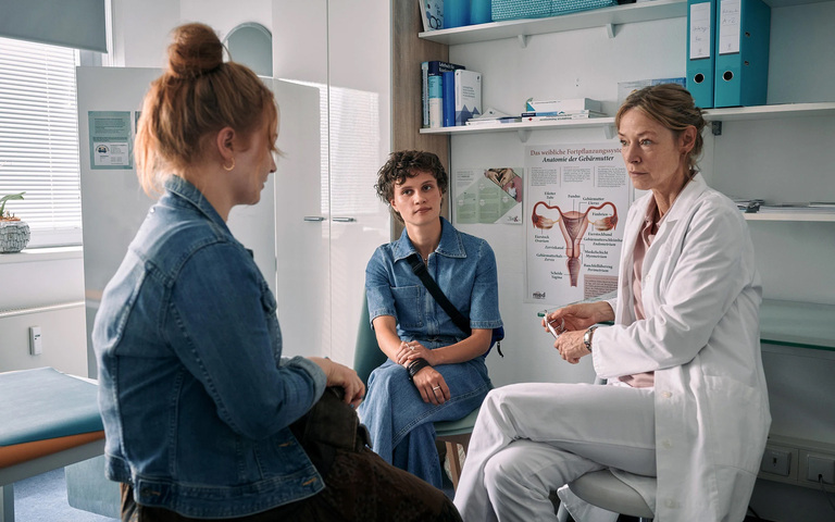 Dania (Nicola Magdalena Lüders), Lara Becker (Luna Jordan) und Dr. Schöller-Hahnfeld (Jenny Schily) (v.l.)