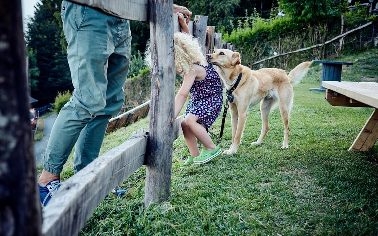 Mit Töchterchen und Hündin