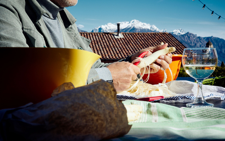 Oliver Stock beim Spargelschälen draußen, März 2026