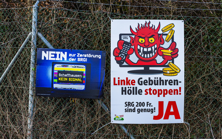 Plakate: Volksabstimmung zur Reduktion der jährlichen Gebühren für die Schweizerische Radio- und Fernsehgesellschaft (SRG)