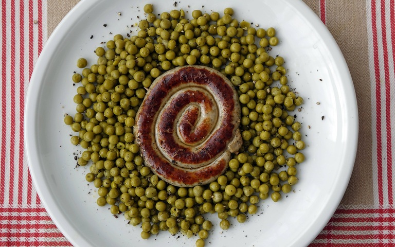 Bratwurstschnecke mit Erbsen
