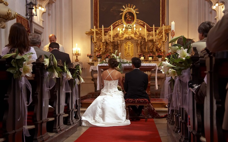 Kirchliche Hochzeit: Paar vor dem Altar