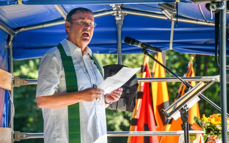 Der Essener Weihbischof Ludger Schepers bei einem Open-Air-Gottesdienst 2020 in Gladbeck