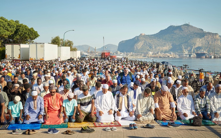 Zahlreiche Moslems beten in Palermo