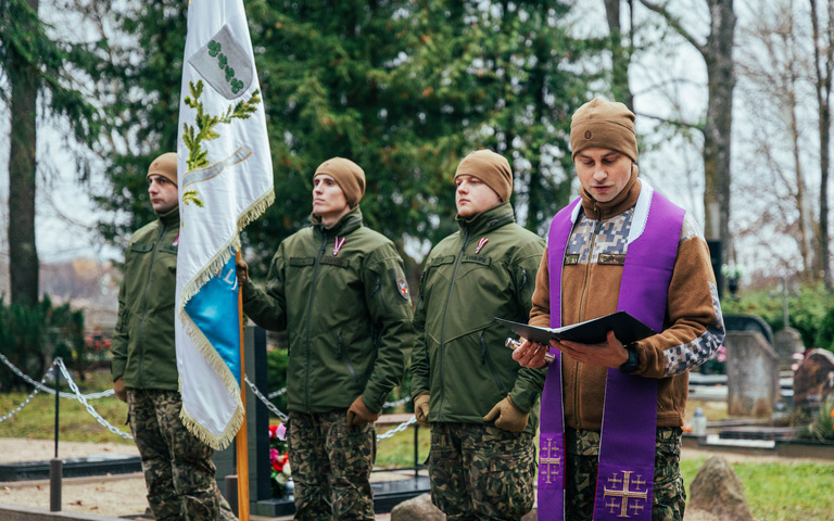 Pfarrer Staņislavs Prikulis am 11.11.2025 auf dem Ludsener Stadtfriedhof zur Feier des Lāčplēsis-Tages