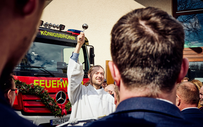 Pfarrer weiht Feuerwehrauto
