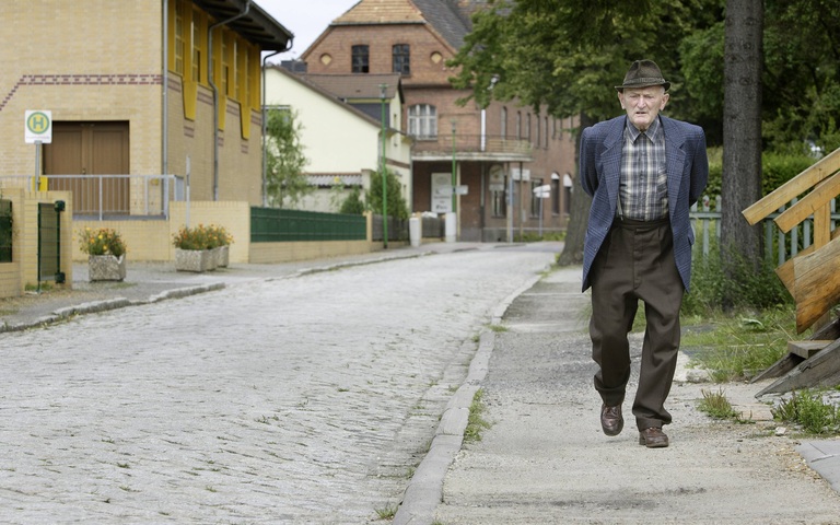 Einsamer, alter Mann in einem Dorf in der Niederlausitz