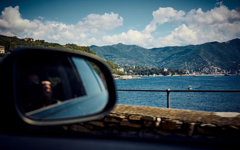 Blick aus dem Auto aufs Meer, Ligurien