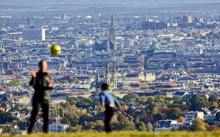 Blick auf Wien im Herbst 2024 mit spielenden Kindern im Vordergrund