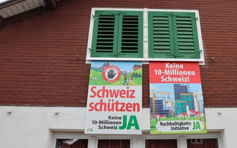 Hausfassade in der Zentralschweiz, auf der für die Nachhaltigkeits-Initiative geworben wird